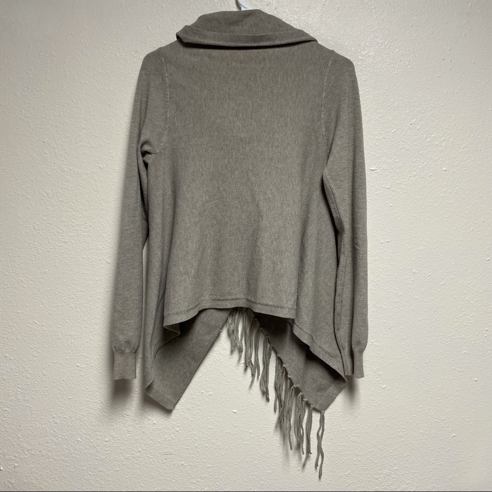 Tea n Rose Asymmetrical Short Cardigan - Picture 3 of 16